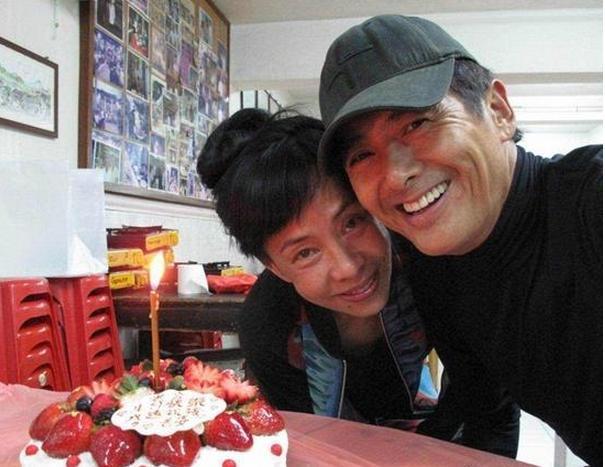 周潤發老婆，呂良偉老婆，同樣都是明星夫人，差距怎就這麼大！