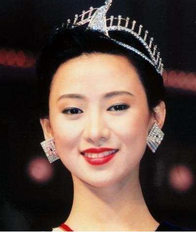 50歲翁虹容貌不輸少女，和小3歲老公依然幸福，女兒長相清秀！