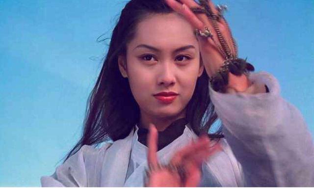 46歲朱茵全家近照，黃貫中寵了她20年，小女兒實在太可愛了啊！
