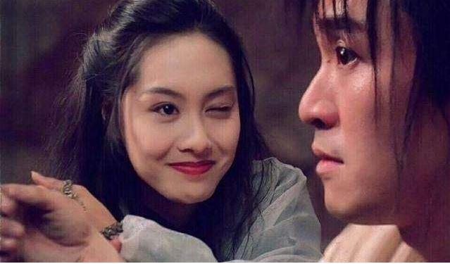 46歲朱茵全家近照，黃貫中寵了她20年，小女兒實在太可愛了啊！