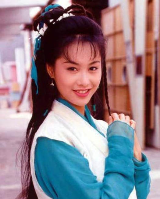 46歲朱茵全家近照，黃貫中寵了她20年，小女兒實在太可愛了啊！