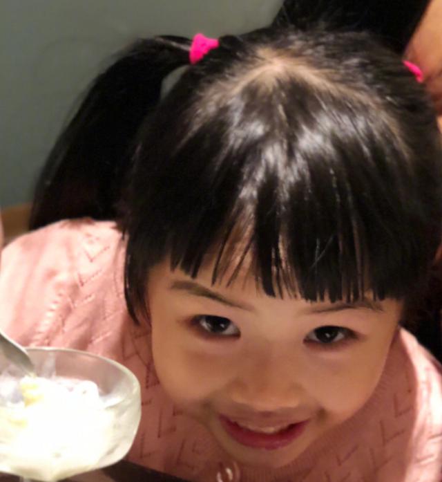 46歲朱茵全家近照，黃貫中寵了她20年，小女兒實在太可愛了啊！