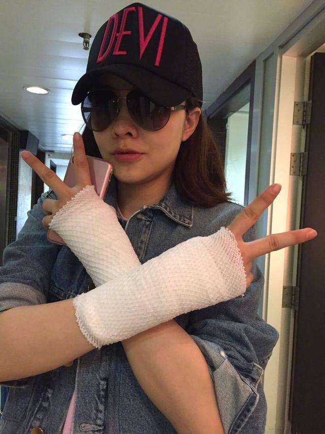熊黛林稱女兒的小腳丫是多功能「豬蹄」，可供食用和按摩！