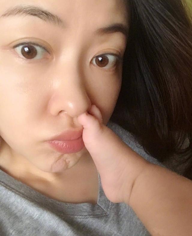 熊黛林稱女兒的小腳丫是多功能「豬蹄」，可供食用和按摩！