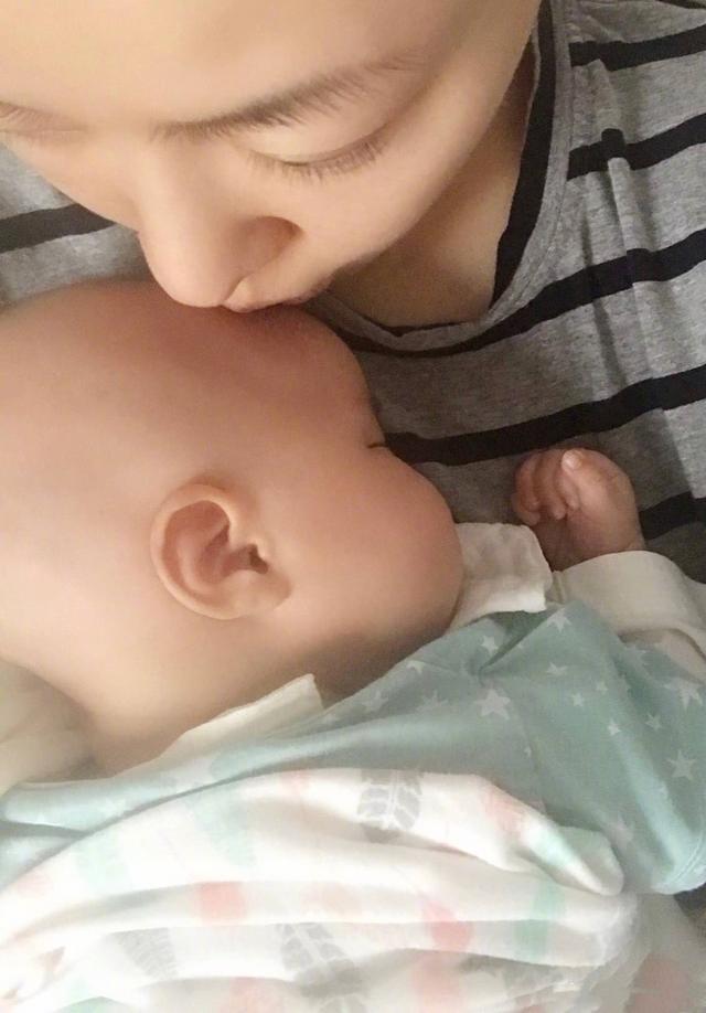 熊黛林稱女兒的小腳丫是多功能「豬蹄」，可供食用和按摩！