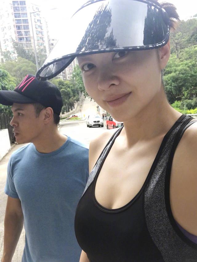 熊黛林稱女兒的小腳丫是多功能「豬蹄」，可供食用和按摩！