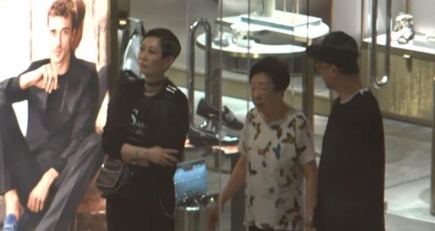 和老婆甜蜜逛街，歐陽震華遇上智能行李箱很感興趣！