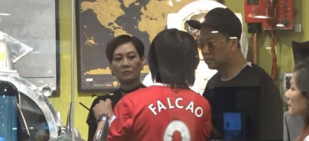 和老婆甜蜜逛街，歐陽震華遇上智能行李箱很感興趣！