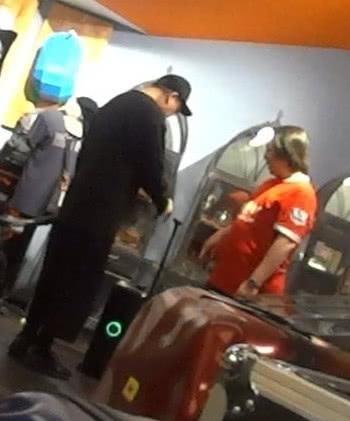 和老婆甜蜜逛街，歐陽震華遇上智能行李箱很感興趣！