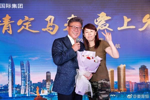 59歲姜育恆退去當年「情歌王子」的稱號，和妻子遠赴英國參加女兒的畢業典禮，幸福感爆棚！