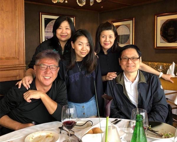 59歲姜育恆退去當年「情歌王子」的稱號，和妻子遠赴英國參加女兒的畢業典禮，幸福感爆棚！