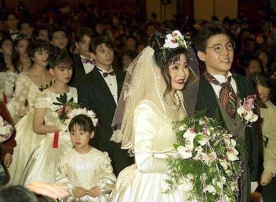 59歲姜育恆退去當年「情歌王子」的稱號，和妻子遠赴英國參加女兒的畢業典禮，幸福感爆棚！