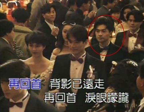 59歲姜育恆退去當年「情歌王子」的稱號，和妻子遠赴英國參加女兒的畢業典禮，幸福感爆棚！
