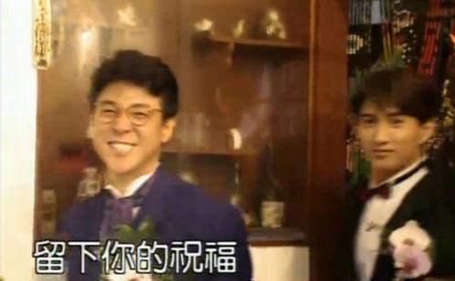 59歲姜育恆退去當年「情歌王子」的稱號，和妻子遠赴英國參加女兒的畢業典禮，幸福感爆棚！