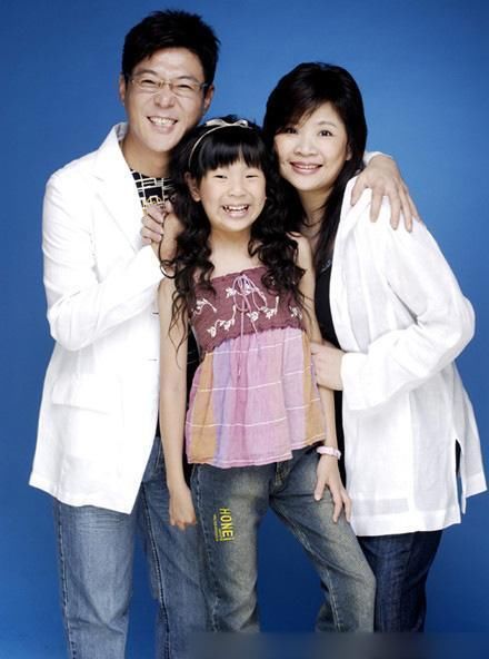 59歲姜育恆退去當年「情歌王子」的稱號，和妻子遠赴英國參加女兒的畢業典禮，幸福感爆棚！