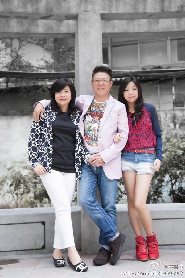 59歲姜育恆退去當年「情歌王子」的稱號，和妻子遠赴英國參加女兒的畢業典禮，幸福感爆棚！