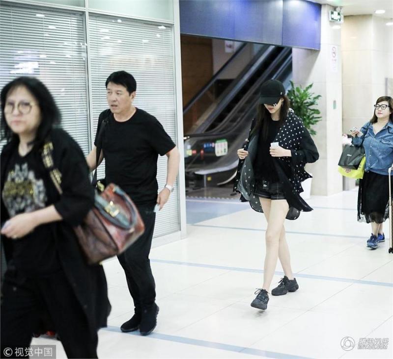 真的撐不過一年? 鹿晗、關曉彤爆分手！戒指和情侶表全部拆掉…線民: 早就不看好他們的啦～