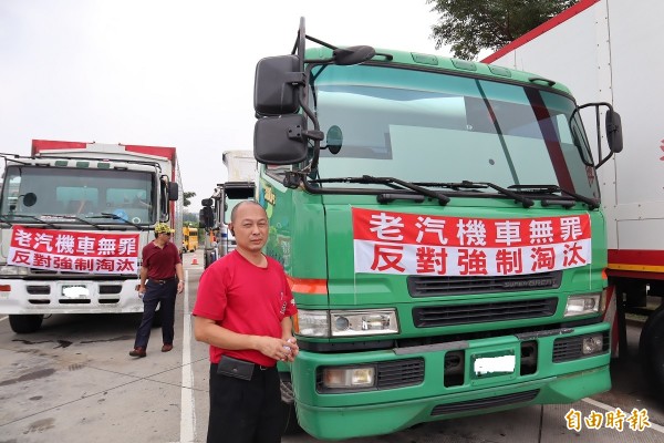 老舊軍車變成蒸氣火車？狂吐黑煙影片曝光網友傻眼 