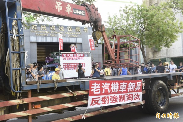 老舊軍車變成蒸氣火車？狂吐黑煙影片曝光網友傻眼 