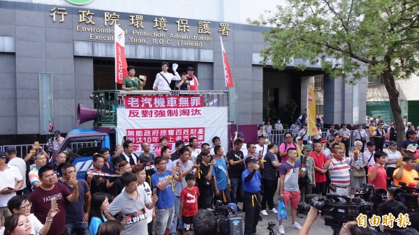老舊軍車變成蒸氣火車？狂吐黑煙影片曝光網友傻眼 