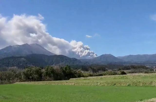 新燃岳火山噴出了一隻貓，但這隻貓可不能吸 