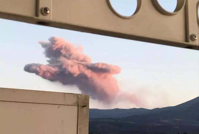 新燃岳火山噴出了一隻貓，但這隻貓可不能吸 