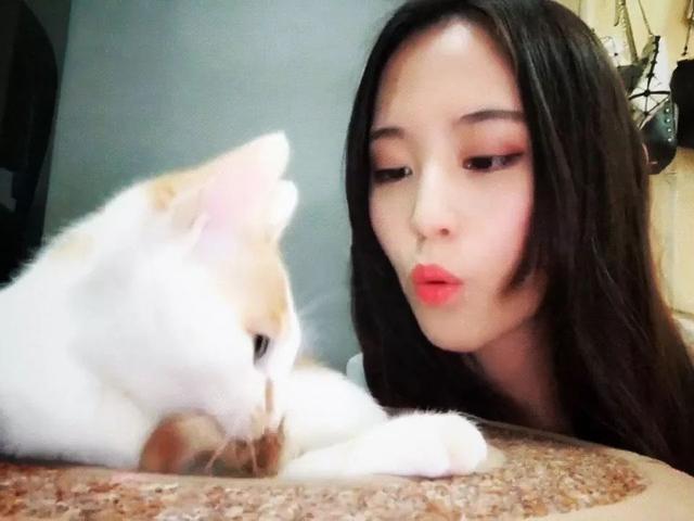 朝主子吹氣，橘貓伸手勾住下巴深吻：滿意了吧，女人真煩 