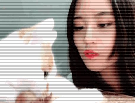 朝主子吹氣，橘貓伸手勾住下巴深吻：滿意了吧，女人真煩 