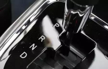 自動擋車，是先熄火再掛p擋好，還是先掛p擋再熄火好，你怎麼做？