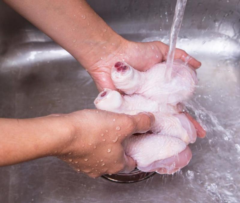 你會用清水「洗生雞肉」嗎？食安專家：「恐增加細菌感染風險」