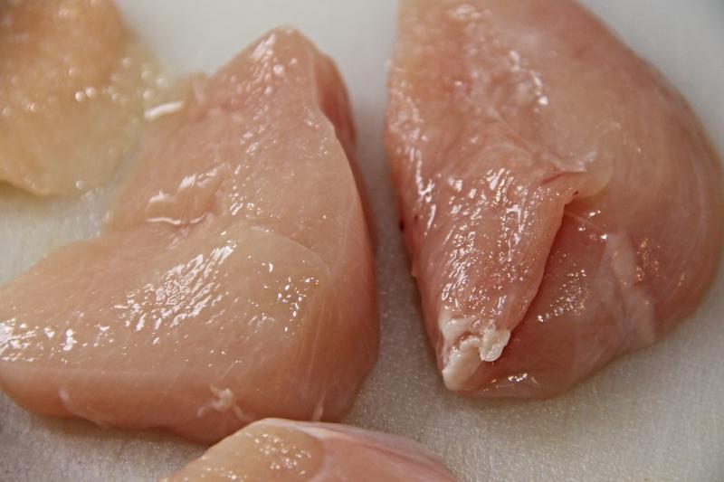 你會用清水「洗生雞肉」嗎？食安專家：「恐增加細菌感染風險」