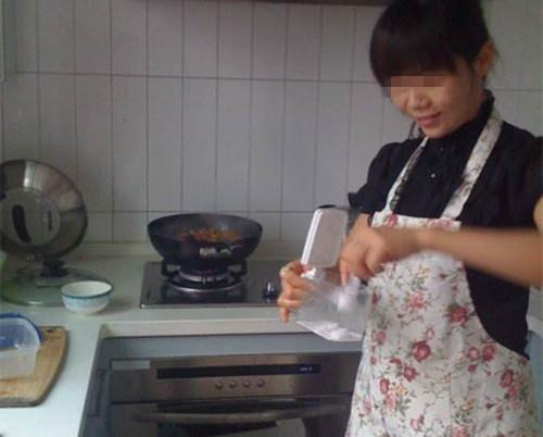 接女兒放假，媽媽怕女兒被嘲笑說自己是保姆，女兒的做法讓人動容