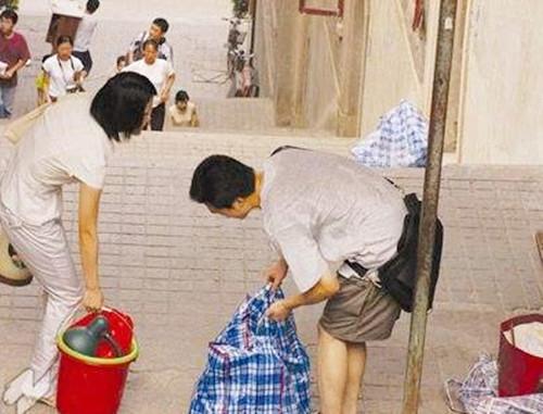 接女兒放假，媽媽怕女兒被嘲笑說自己是保姆，女兒的做法讓人動容