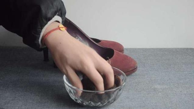 鞋子擠腳很難受，只要這一招，鞋子立馬不擠腳，怎麼穿怎麼舒服 