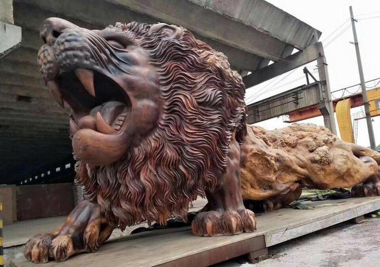 22位神人「將一棵樹雕成獅子」破世界紀錄　耗時3年終於完工...尤其「正面」霸氣到不行！ 