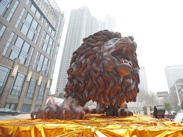 22位神人「將一棵樹雕成獅子」破世界紀錄　耗時3年終於完工...尤其「正面」霸氣到不行！ 
