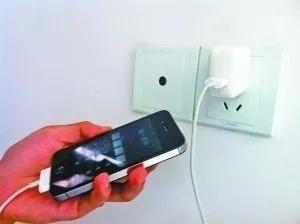 手機充電先插手機還是先插電源？大多數人都做錯，手機壽命減一半！ 