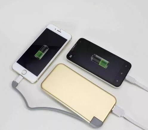 手機充電先插手機還是先插電源？大多數人都做錯，手機壽命減一半！ 