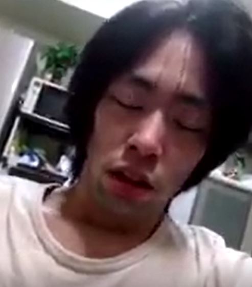 頹廢大叔「某天化身大眼萌妹」爆紅全網！3年後現況照曝光網友暴動：變更正了 