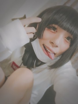 頹廢大叔「某天化身大眼萌妹」爆紅全網！3年後現況照曝光網友暴動：變更正了 