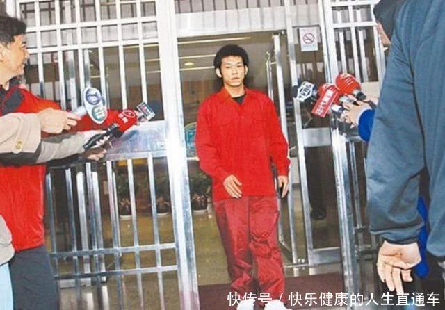 他4歲出道17歲入獄，父親過世他戴手銬奔喪，今44歲成這樣！ 