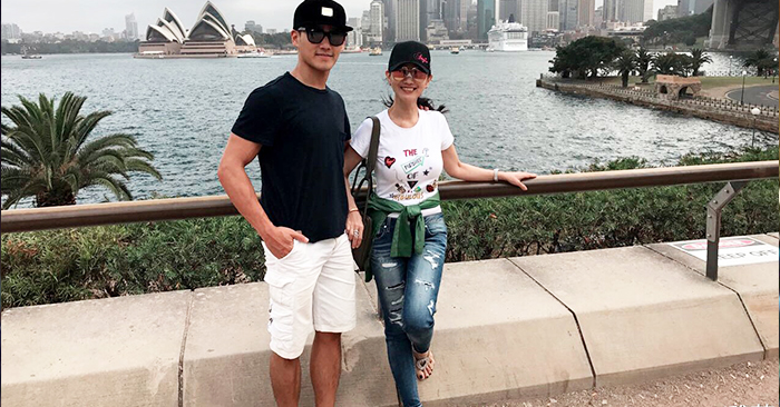 62歲的她像25歲一樣美麗動人，她與兒子的合照令網友驚呼：「根本是情侶」！ 