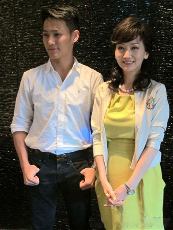 62歲的她像25歲一樣美麗動人，她與兒子的合照令網友驚呼：「根本是情侶」！ 