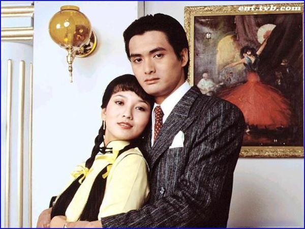 62歲的她像25歲一樣美麗動人，她與兒子的合照令網友驚呼：「根本是情侶」！ 