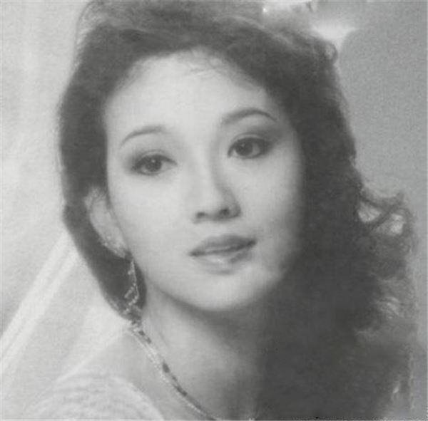 62歲的她像25歲一樣美麗動人，她與兒子的合照令網友驚呼：「根本是情侶」！ 