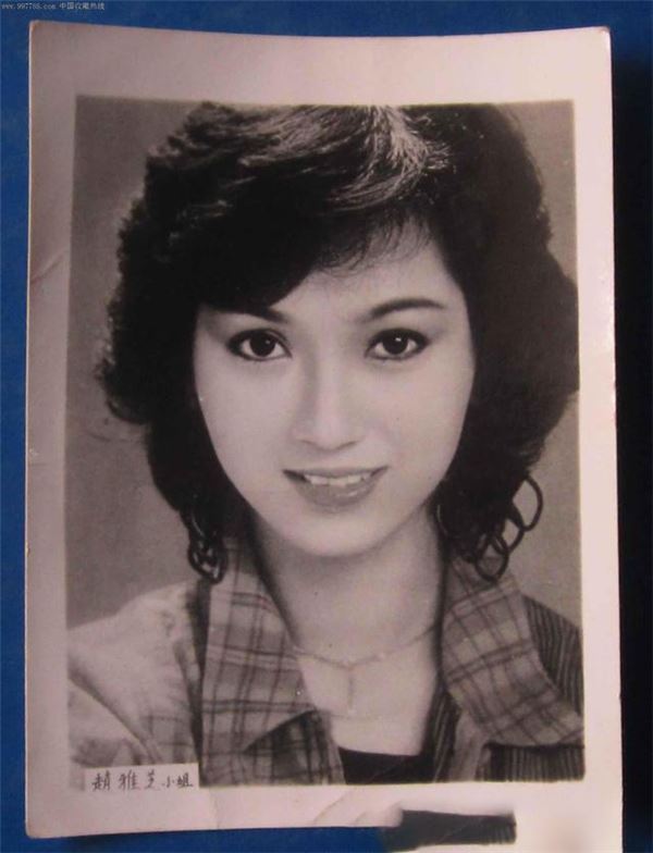 62歲的她像25歲一樣美麗動人，她與兒子的合照令網友驚呼：「根本是情侶」！ 