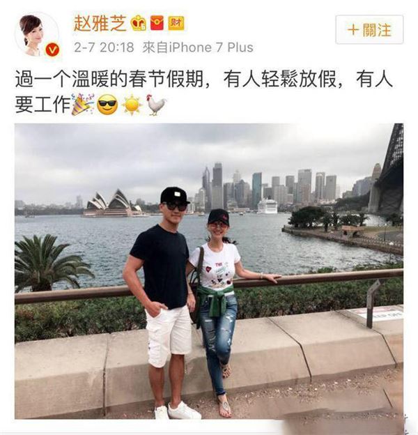 62歲的她像25歲一樣美麗動人，她與兒子的合照令網友驚呼：「根本是情侶」！ 