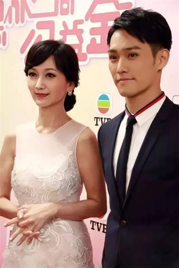 62歲的她像25歲一樣美麗動人，她與兒子的合照令網友驚呼：「根本是情侶」！ 