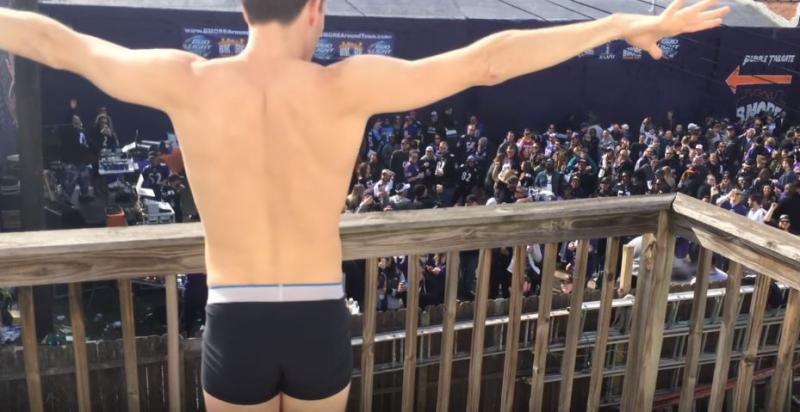 一早被窗外音樂聲吵醒！男子一臉厭世走到陽台　下一秒「最爆笑無聲抗議」瞬間變焦點 