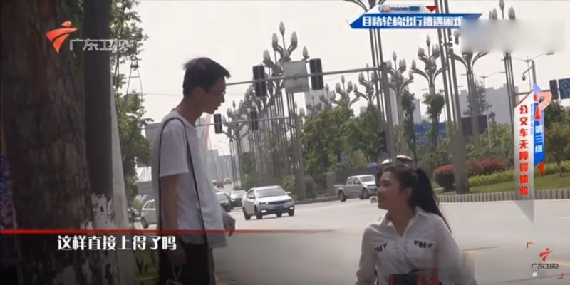 行動不便女孩獨自搭公車　陌生男看到熱心「全程護送」還幫撐傘…超級暖男！ 